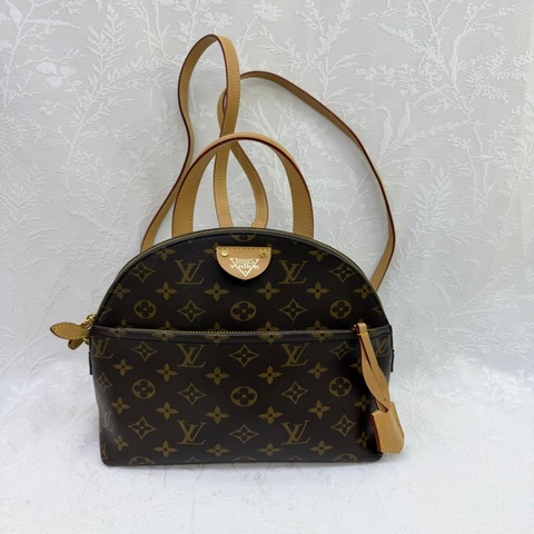 這款 Louis Vuitton Moon Backpack 採用經典的 Monogram 帆布製作，配有獨特的三角形金屬標誌。