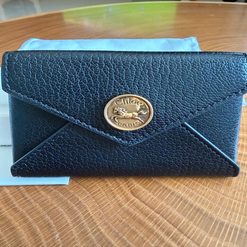 Chloé Horse Medal 信封卡夾｜黑色牛皮 × 金色馬徽章