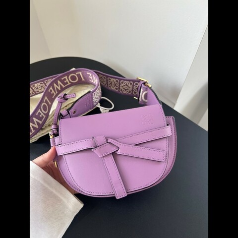 羅意威/LOEWE Gate，薰衣草紫，新款寬肩帶，公價：17500，尺寸：21*12.5*9.5cm。