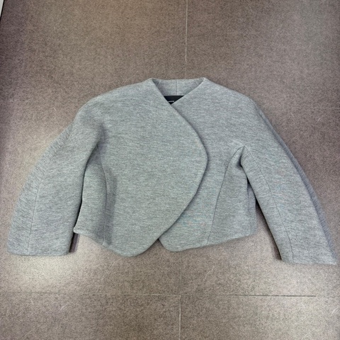 這是一件 Proenza Schouler 的 Cocoon 外套