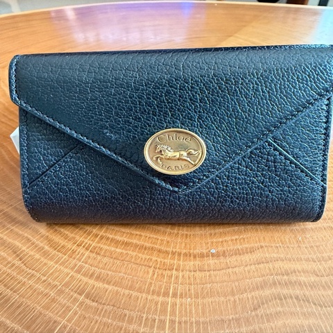 ✨ Chloé Horse Medal 黑色粒面牛皮三折短夾 ✨
