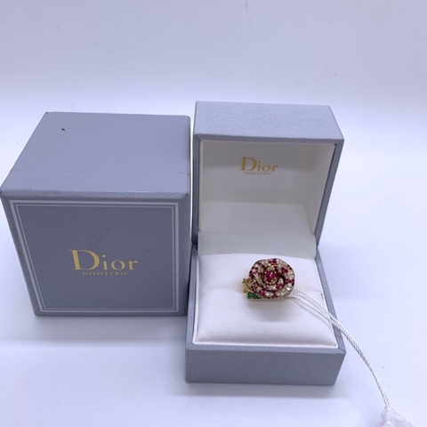 Dior 高級珠寶系列巴黎玫瑰園戒指 53號尺寸 18 K黃金基底，花瓣密鑲紅寶石+鑽石，花葉部分鑲嵌祖母綠