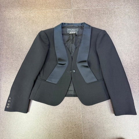 這是一件 Salvatore Ferragamo 的黑色緞面翻領短款女式西裝外套