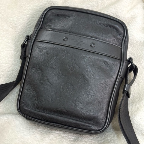 Lv 黑色壓紋郵差包 相機包 櫃上六萬多