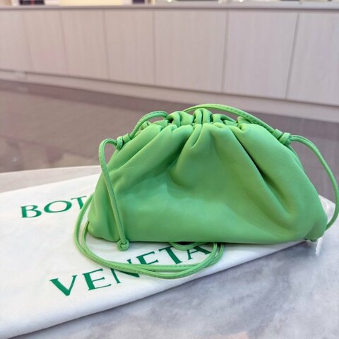Bottega Veneta牛油果綠斜背雲朵包
