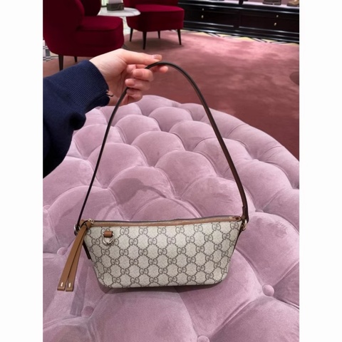 GUCCI GG Emblem系列小號單肩背包