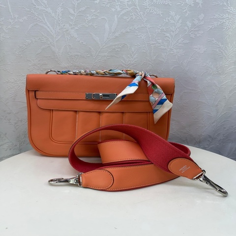 這款是愛馬仕 Hermès Berlinne Mini Clevet 肩背包