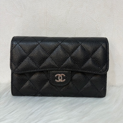 CHANEL AP0232 三折 經典小香 菱格 荔枝紋 牛皮 銀釦 LOGO 中夾