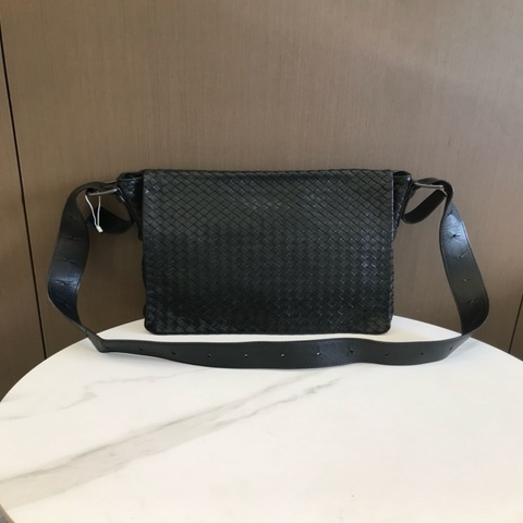 葆蝶家Bottega Veneta羊皮編織黑色郵差男士斜挎包