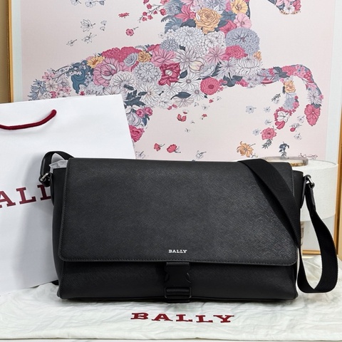 BALLY 巴利 黑色休閒斜挎包 尺寸32*25*9