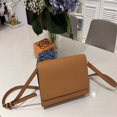 tory burch 防刮牛皮斜背包