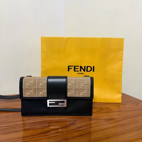 9新✨Fendi男仕帆布拼皮斜背包