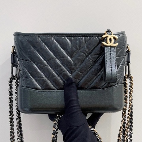 Chanel香奈兒 墨綠色珠光綠牛皮V紋流浪包小號
