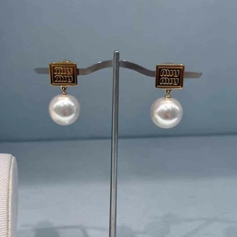 現貨商品 全新商品 台灣昇恆昌購入 氣質Miu Miu經典珍珠耳環