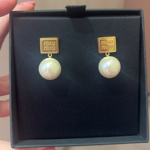 現貨商品 全新商品 台灣昇恆昌購入 氣質款 Miu Miu 經典珍珠耳環