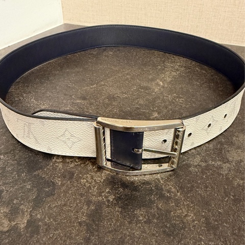 Louis Vuitton ( LV) 滿版logo灰白色腰帶