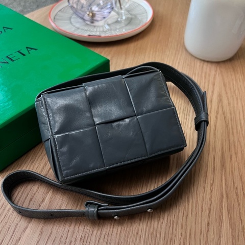 Bottega Veneta 灰色油臘皮皮編織翻蓋迷你斜背包