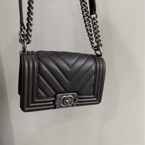Chanel • 經典山形紋牛皮深灰色銀釦Le Boy 20 小號