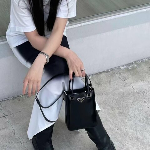 Prada 黑銀mini tote琴譜包手提包  芯片款16*17*5 98新配件塵袋 肩帶 保卡