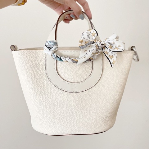 激甜價平台最低價全新熱門網紅款式✨愛馬仕Hermès In The Loop 18cm 8L Beton Taurillon Clemence 豬鼻子冰川白奶昔白銀釦菜籃子小水桶