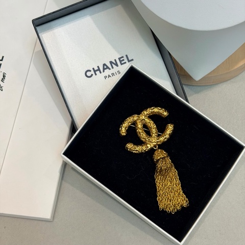 CHANEL 復古熔岩流蘇胸針 IA544
