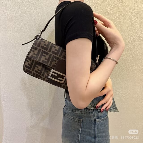 Fendi 芬迪 老花法棍腋下包 上身復古感十足