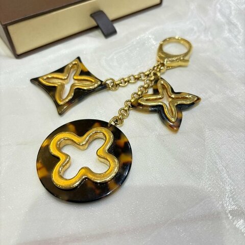 LV 金釦玳瑁棕原花造型吊飾
