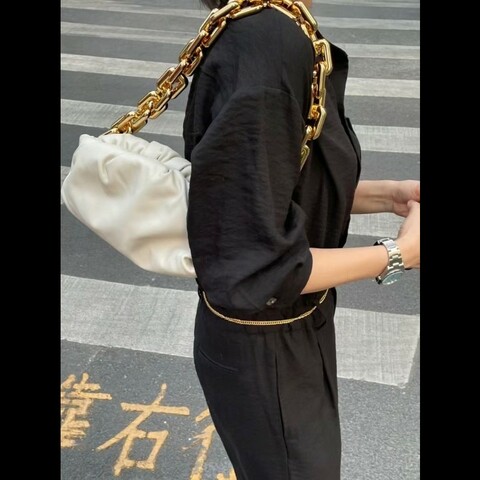 BV葆蝶家，CHAIN POUCH大號鏈條雲朵包 大金鏈搭配米白包身，外型亮眼絕佳，四季百搭