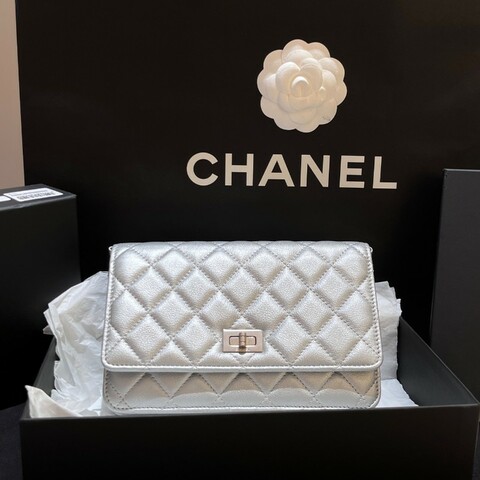 Chanel/香奈兒 晶片款 牛皮轉扣2.55woc太空銀鏈條包 珠光太空銀色調格外亮眼
