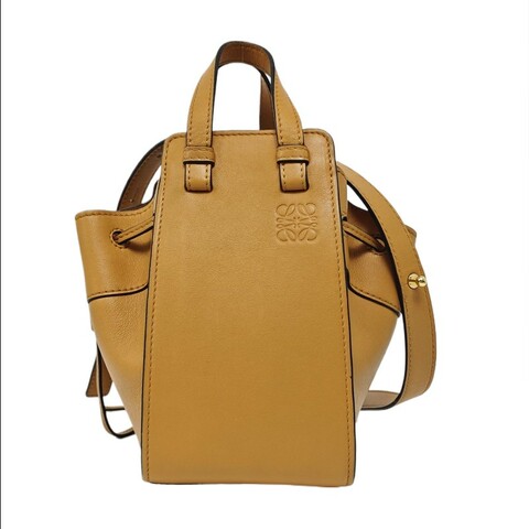 LOEWE Hammock 迷你 棕色牛皮壓紋吊床包