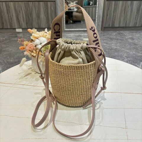 Chloé Woody 小型 字母刺繡織草編水桶包(粉色)