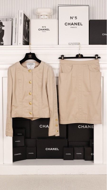 Chanel 奶茶色金扣圆领上衣外套半裙套装