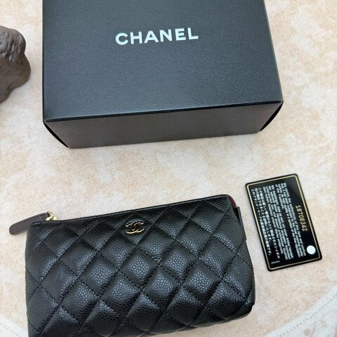 Chanel 魚子醬菱格長款拉鍊化妝包