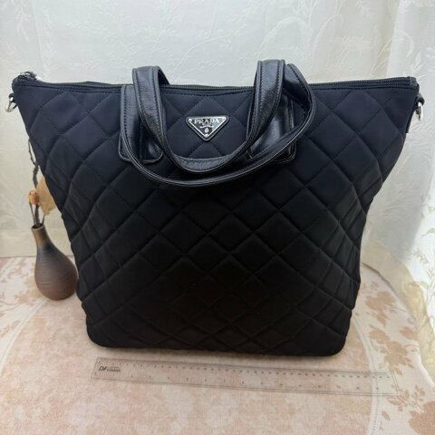 Prada 菱格尼龍托特包