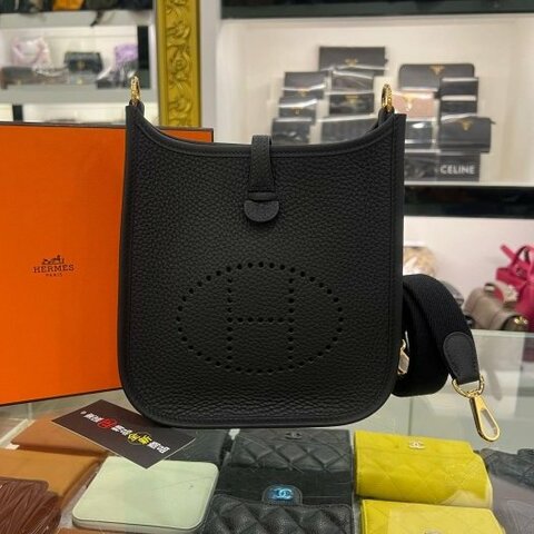 東區正精品㊣HERMES MINI EVELYNE 16cm 全新愛馬仕黑色全皮H 洞洞金釦迷你斜背包 W刻 RZ6530