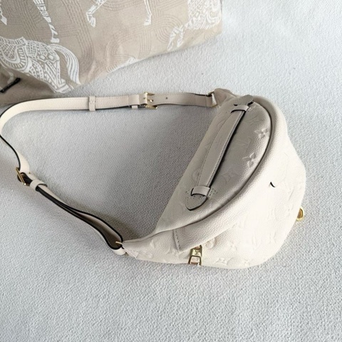【威選精品】🤍 Louis Vuitton Monogram Empreinte Bumbag｜奶油白全皮壓紋腰包胸包・芯片款