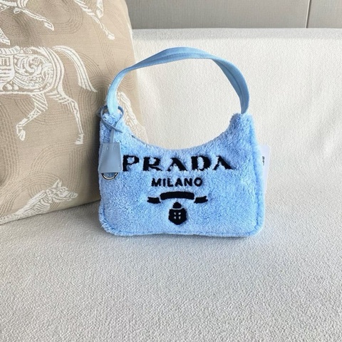 【威選精品】💙 PRADA 毛絨 Hobo 腋下包｜夢幻冰藍色・秋冬必備療癒系單品