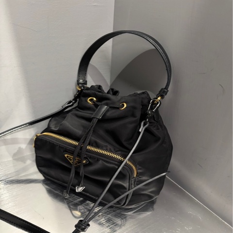Prada 金扣迷你水桶包 ｜Classic Trend CT精品｜台北東區實體