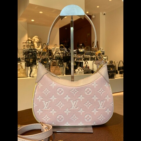 LV 路易威登 全皮款  春夏限定牛角包 芯片款 
。