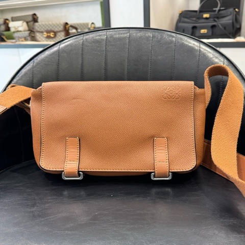 LOEWE羅意威 黃棕色 小牛皮 郵差包單肩斜挎包 男款
