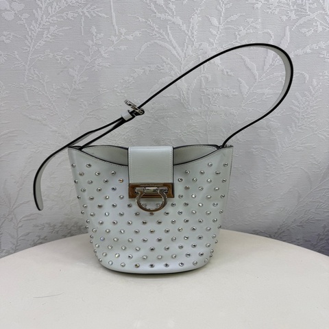 這款 Salvatore Ferragamo 的 Trifolio bag