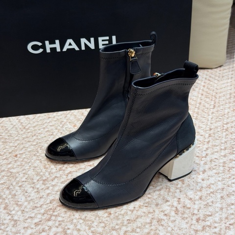 閒置全新Chanel香奈兒黑色漆皮鞋頭拼羊皮鞋身低桶粗跟短靴 36.5碼 跟高5cm