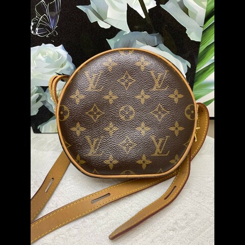 LV 經典老花小圓餅包  尺寸18*16*7 cm