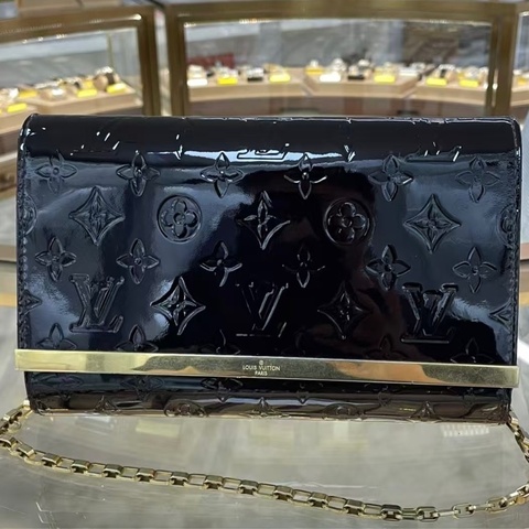 LV鏈條包  車釐子漆皮壓花翻蓋鏈條包  尺寸24*15 鏈長62-63cm  成色95新