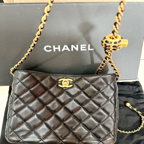 Chanel Hobo小羊皮金球斜背方包