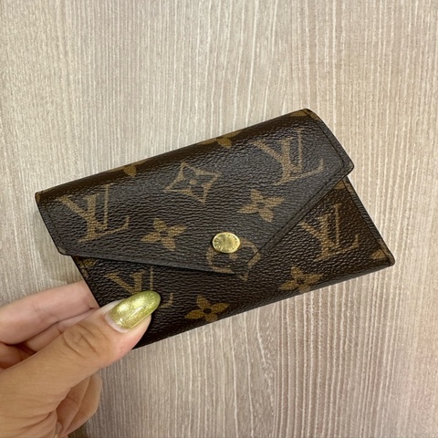 LV 原花內棕色Victorine6卡三折短夾M62472