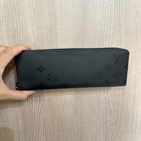 LV 黑原花黑釦ㄇ拉12卡長夾M28048