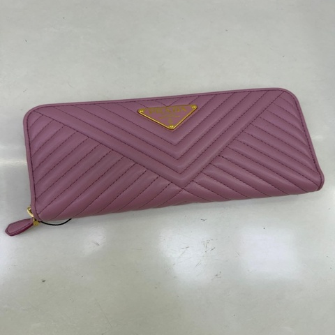 這是一款 PRADA 的粉紅色納帕軟皮 long wallet