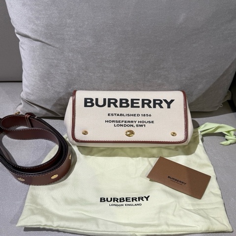 burberry米色帆布拼棕色牛皮郵差斜挎包。
