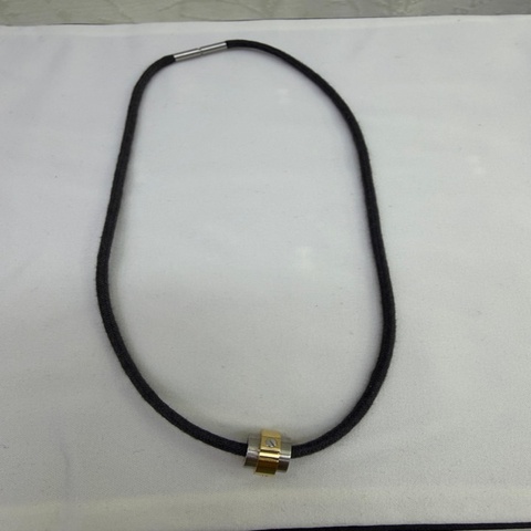 這是卡地亞 (Cartier) 的 Santos 100 桶形吊墜項鍊